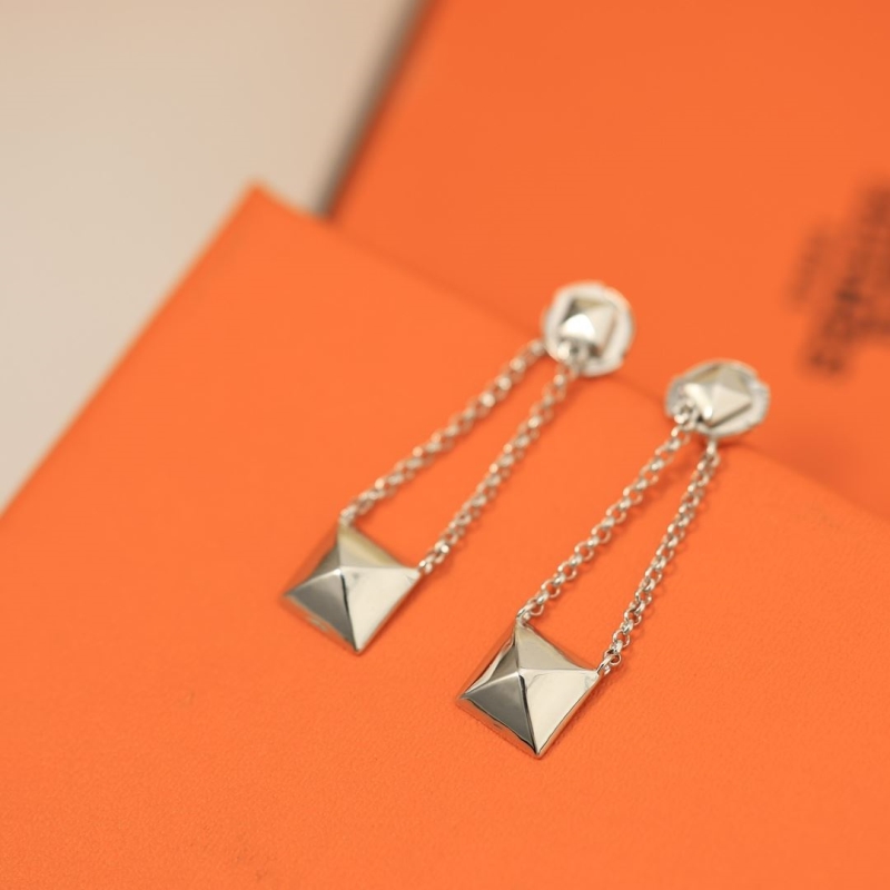 H**me5 earrings
